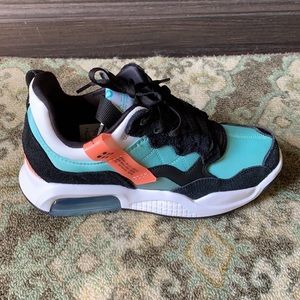 Jordan Ma2  size 8 multicolored